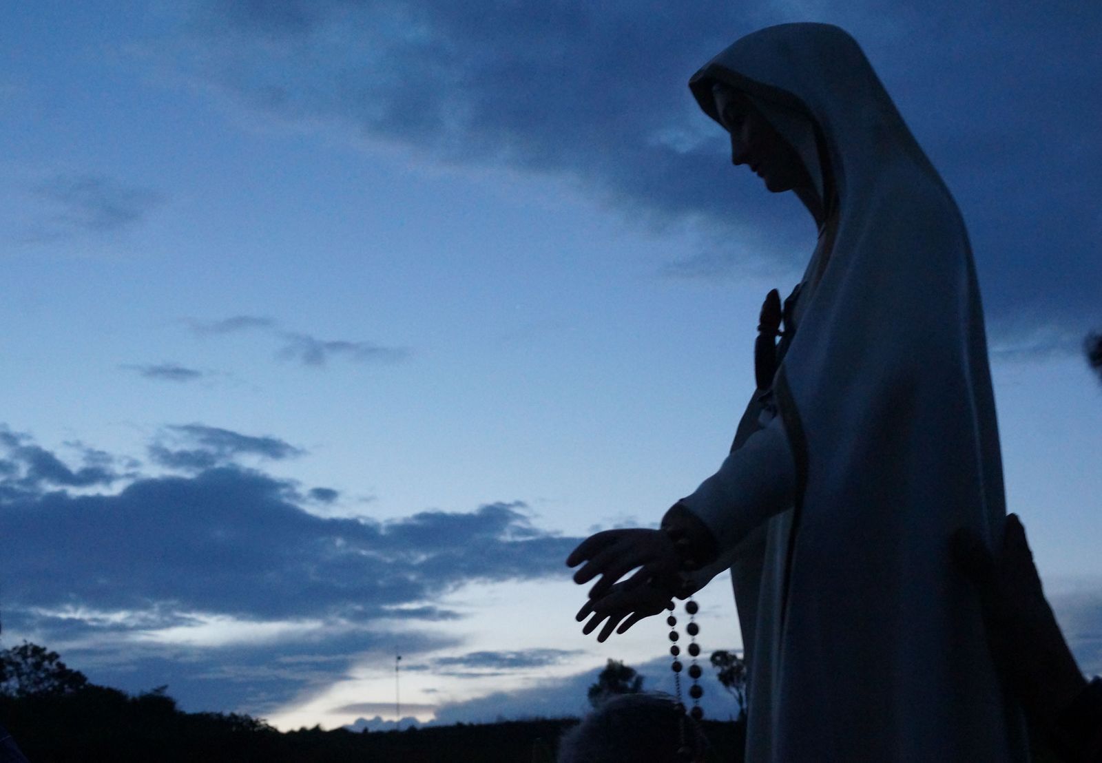 Reportaje a Luz de María sobre un Cuadro suyo que Lacrimó Óleo recientemente
