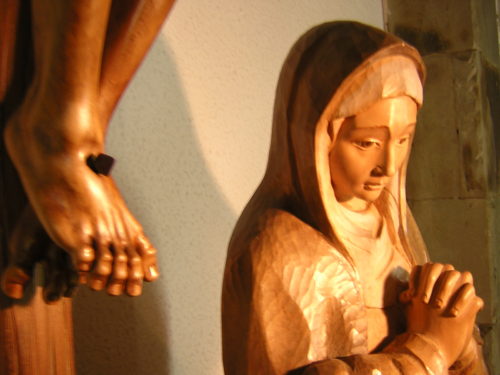 escultura de virgen de los dolores al pie de la cruz