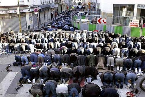 musulmanes rezando en las calles de francia