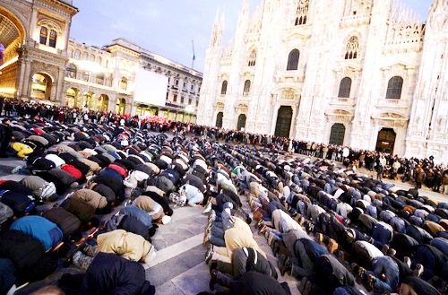 Resultado de imagen de musulmanes rezando en milan