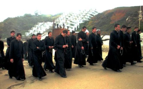 sacerdotes de sotana