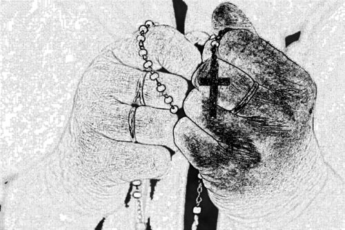 manos de mujer con rosario