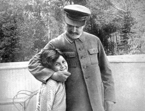 Svetlana Stalin de niña con su padre