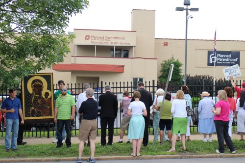 rezando frente a clinica de abortos fondo