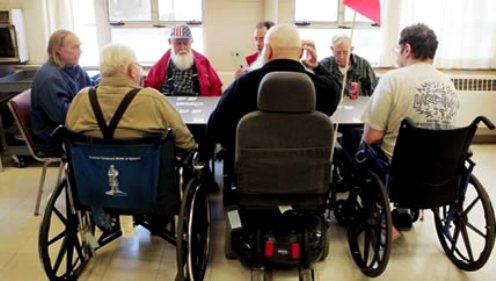 ancianos en silla de ruedas