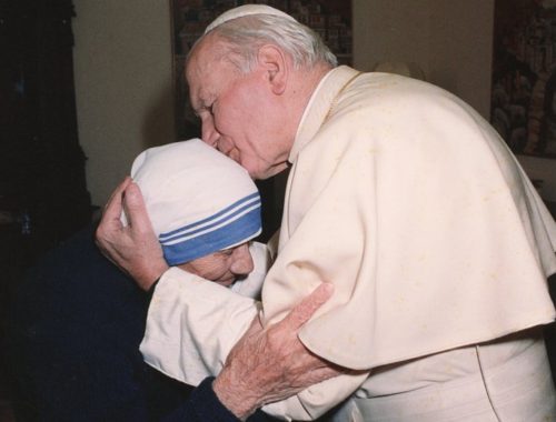 Juan Pablo II besa a la madre Teresa de Calcuta