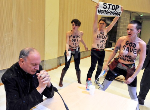 feministas de femen atacan al arzobispo de bruselas