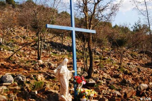 cruz azul e imagen de la virgen