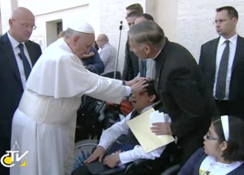 imposicion de manos del papa en pentecostes