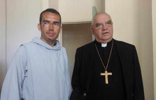 sacerdote atacado y obispo