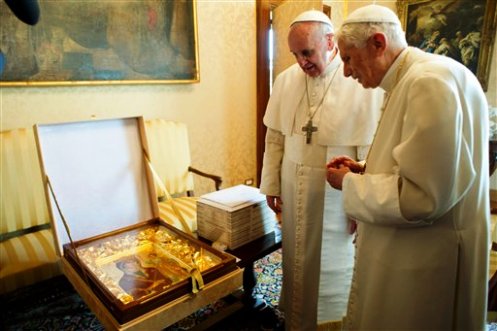 Francisco y Benedicto XVI mirando un ícono de la Virgen María