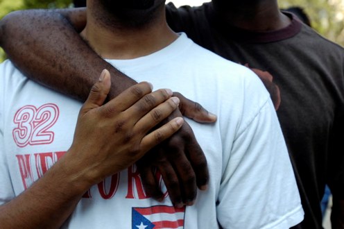 hombres negros gay en abrazo