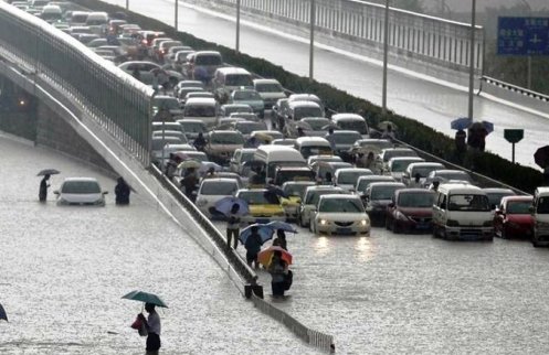 inundacion en puente con autos