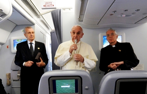 papa francisco en conferencia en avion