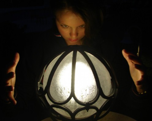 bruja invocando con una bola de cristal