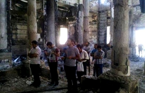 coptos rezando en una iglesia egipcia destruida