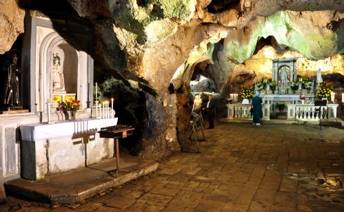 gruta de san miguel arcangel en el mont sant angelo