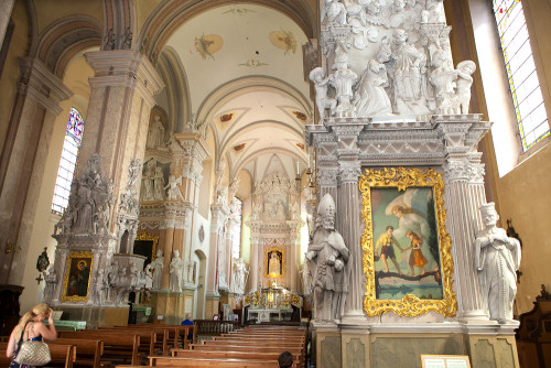 interior de la basilica de siluva