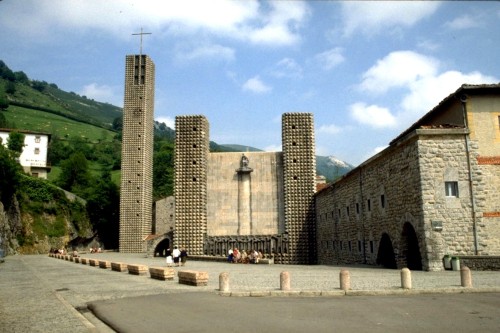 entrada basilica aranzazu