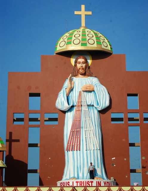 estatua de jesus en la india comparada con un hombre