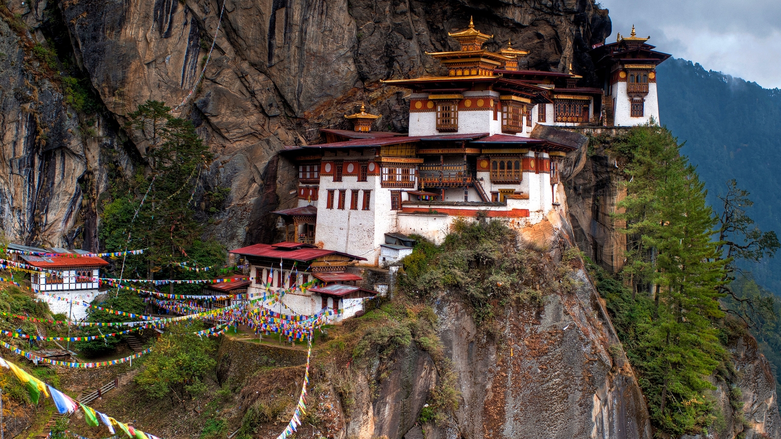 Gracias a la MADRE TERESA se Convirtió en el Primer Sacerdote Católico de Bután