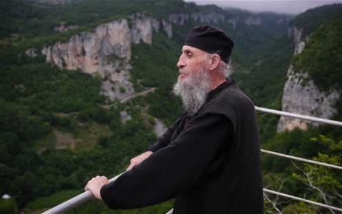 monje que vive en un pilar en georgia