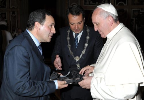 Dr. Antonio Oriente le entrega al Papa Francisco sus instrumentos de aborto