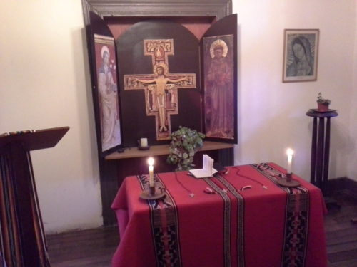 altar privado con la crz de san damiano