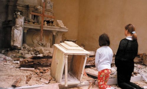 cristianos rezando en iglesia destruida