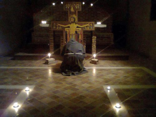 monje orando ante loa cruz de San Damiano