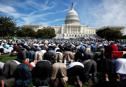 musulmanes rezan frente al capitolio