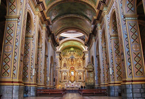 Interior-de-la-Iglesia-y-Santuario-El-Quinche-Pichincha-Ecuador