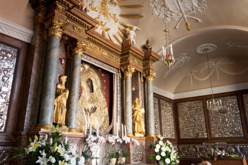 altar de madre de la misericordia de ostra brama