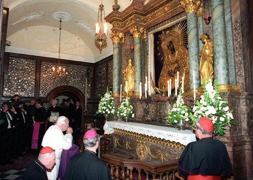 juan pablo II orando en el altar de ns de la misericordia de ostra brama