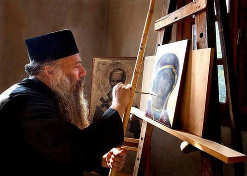 monje ortodoxo pintando icono de maria