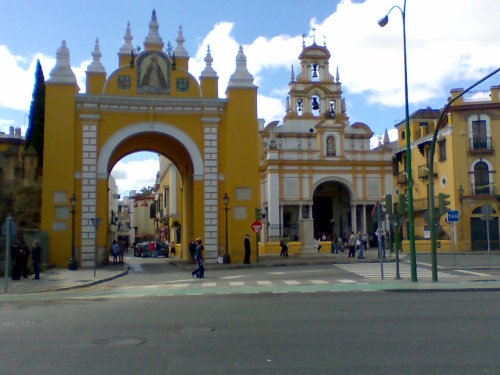 Puerta_y_Basílica_de_la_Macarena_(Sevilla)