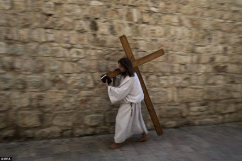 el chico jesus llevando una cruz