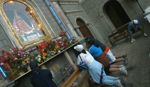orando ante la virgen de la puerta de otuzco