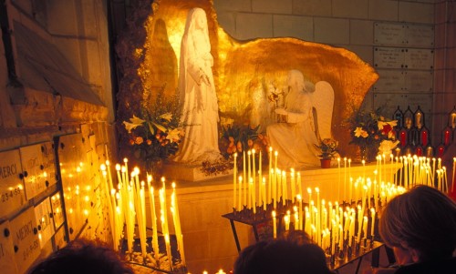 virgen de la oracion retablo y velas
