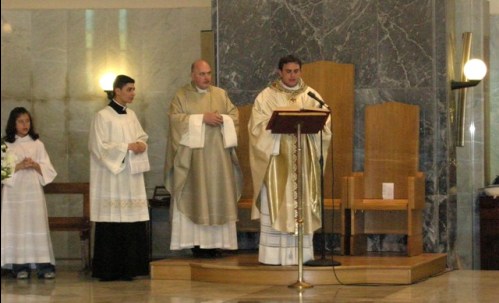 Don Fabrizio De Michino oficiando misa