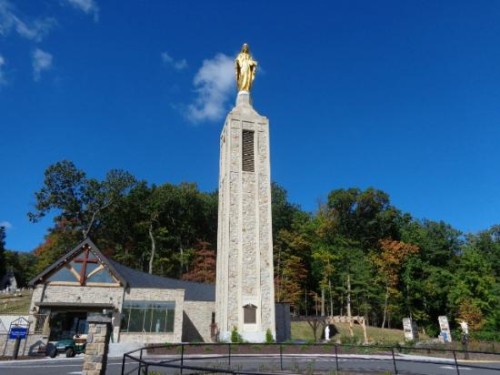 estatua de lourdes en santuario nacional de emmitsburg