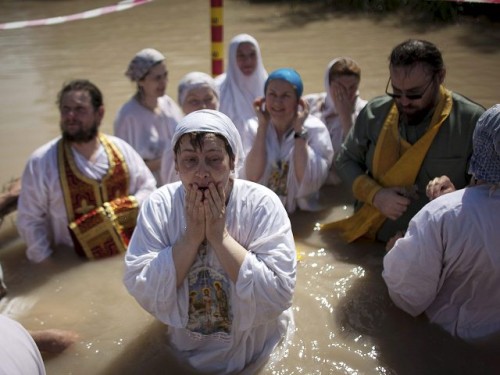 fieles se bautizan en el jordan