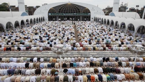 musulmanes orando frente a mezquita