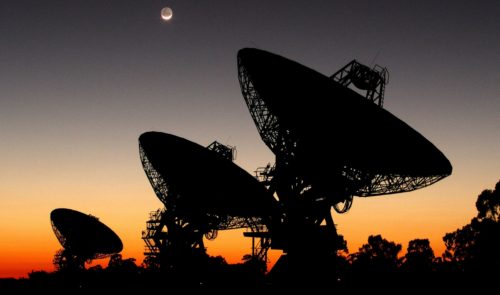 tres radiotelescopios en el atardecer