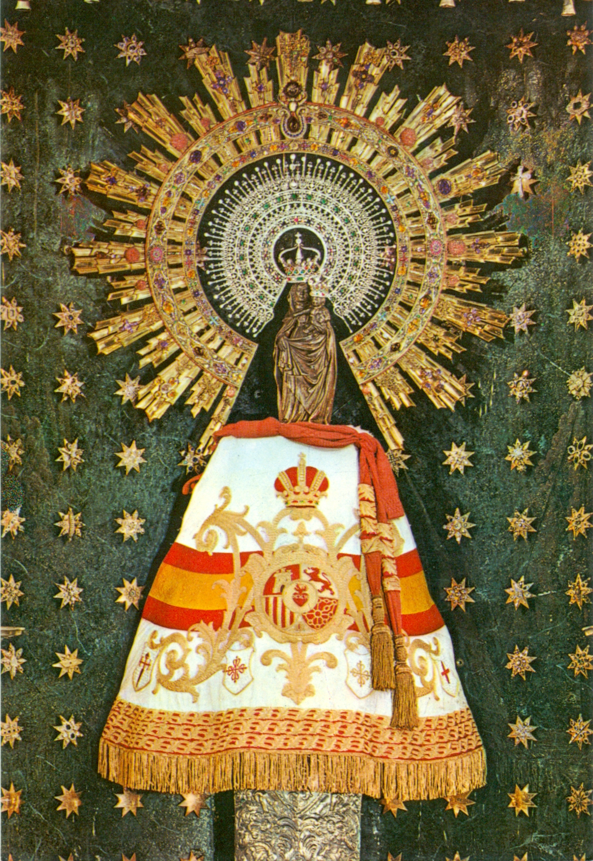 La Virgen del Pilar luce unas horas por error un manto con símbolos  franquistas