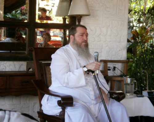 Padre Paul Kramer sentado