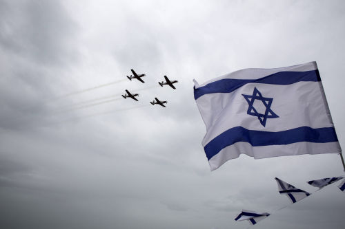 bandera de israel y aviones
