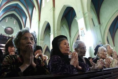 japoneses rezando en una iglesia