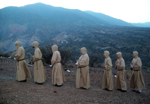 monjes en peregrinacion