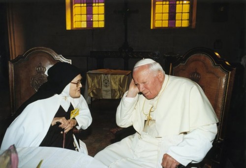 Juan-Pablo-II-y-Lucia dos santos